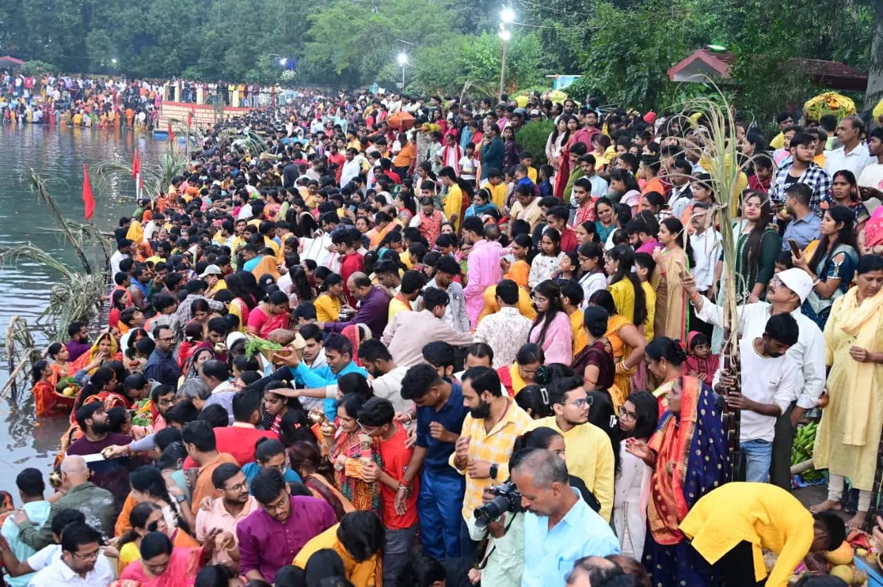 उदीयमान सूर्य को अर्घ्य देने के साथ छठ महापर्व संपन्न