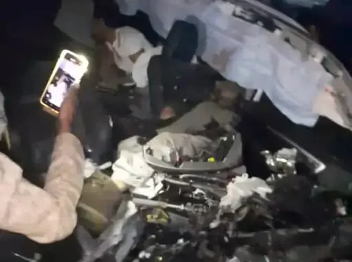 सड़क पर खड़े ट्रक से टकराई तेज रफ्तार फॉर्चूनर कार ,दो की मौत एक गम्भीर