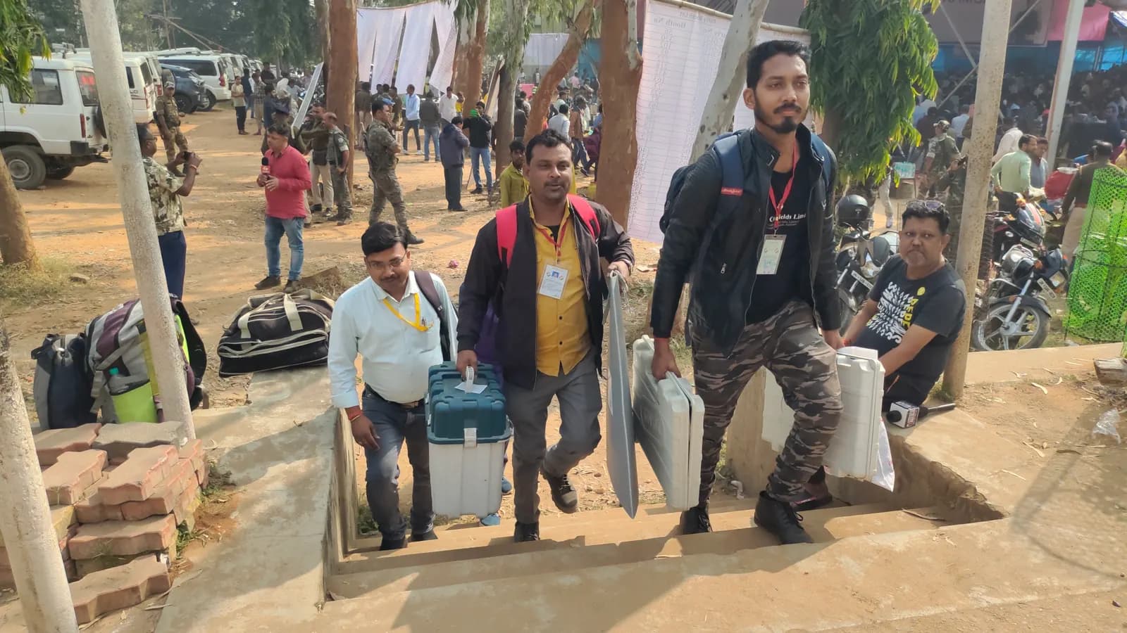 बड़कागांव विस क्षेत्र में मतदान के लिए पोलिंग पार्टी ईवीएम के साथ रवाना, डीसी ने दिए निर्देश