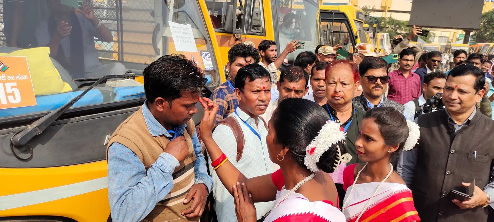 रांची के पांच विधानसभा क्षेत्रों में मतदान के लिए पोलिंग पार्टी रवाना