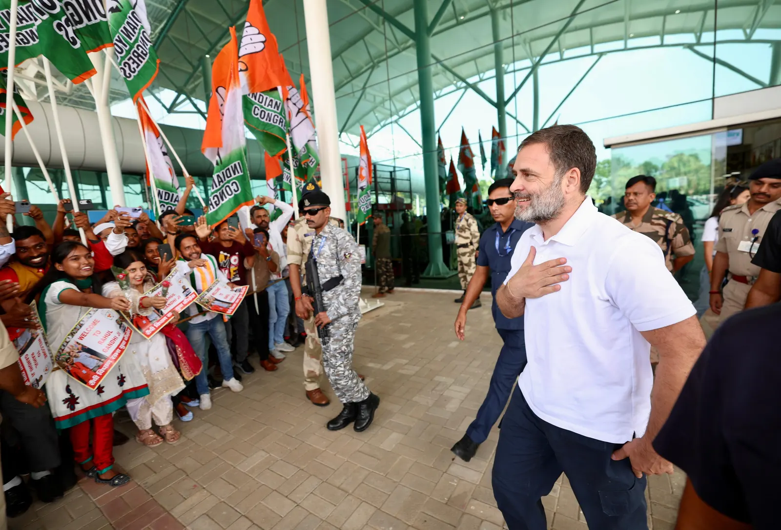राहुल गांधी का रांची एयरपोर्ट पर कांग्रेस नेताओं ने किया स्वागत