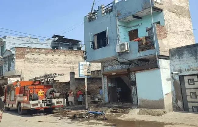 रेवाड़ी: मकान में लगी आग, पड़ोसियों की सतर्कता से टला बड़ा हादसा