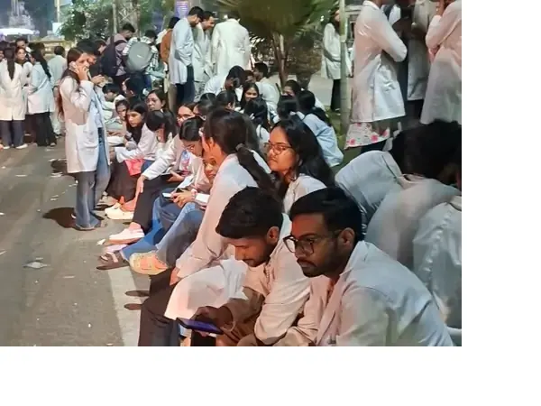 इंटर्न डॉक्टरों का आंदोलन तेज, रातभर सड़क पर डटे; आज ओपीडी-ओटी का बहिष्कार