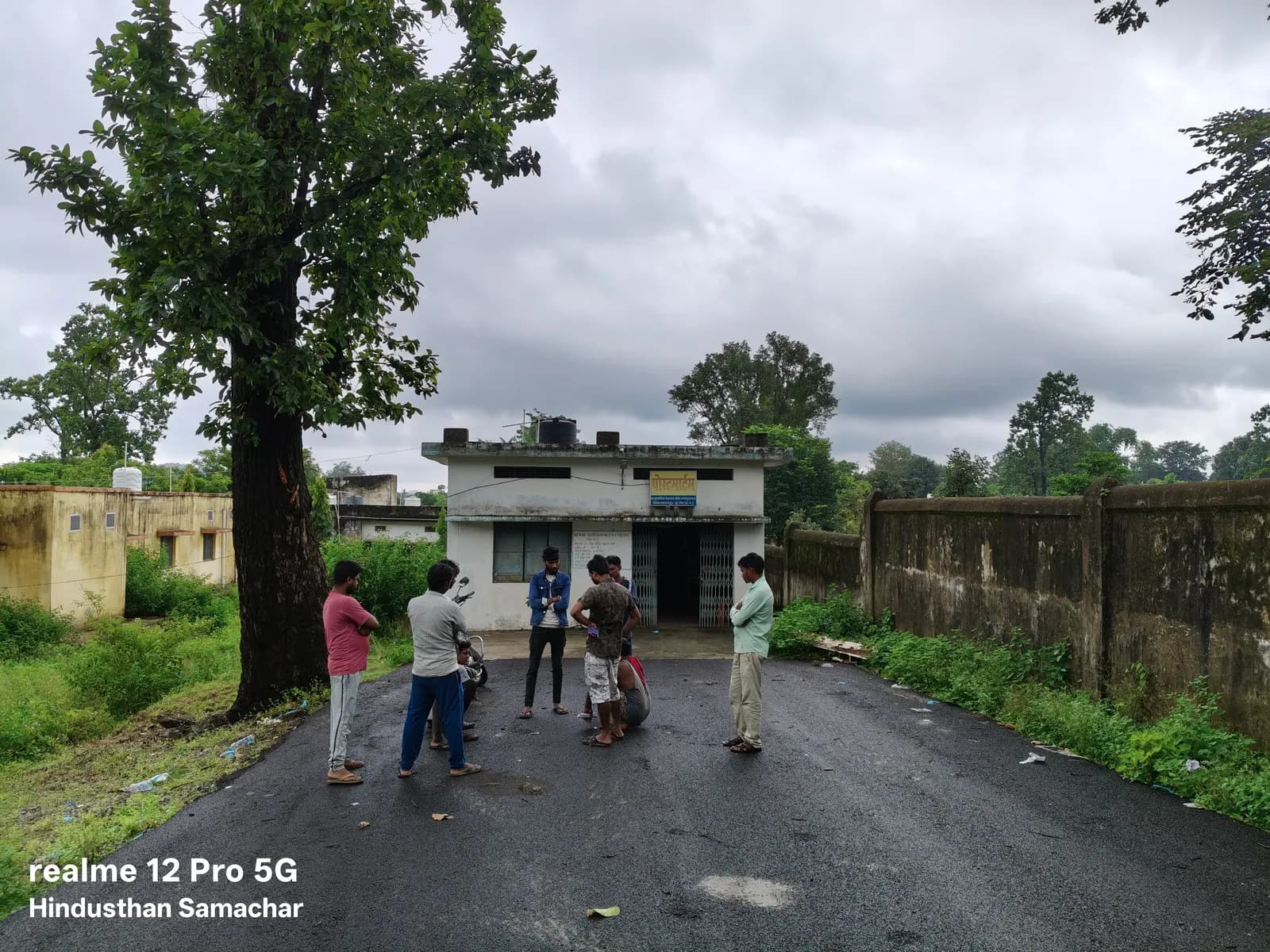 बलरामपुर जिले में लगातार हो रही बारिश से ढहा मकान, मलबे में दबने से मासूम की मौत, तीन घायल