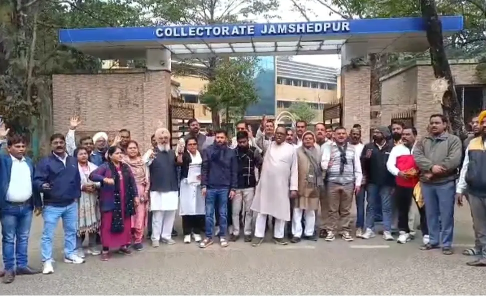 सड़क चौड़ीकरण के दौरान घरों के ध्वस्त होने पर जदयू ने जिला मुख्यालय पर किया प्रदर्शन