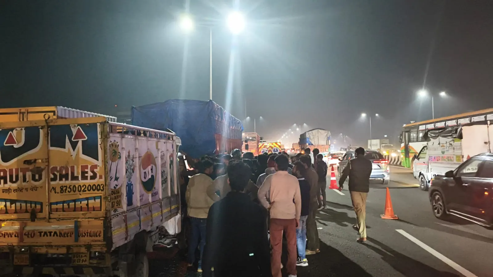 दिल्ली- मेरठ हाइवे पर हादसा, पिकअप टकराया ट्रक से, बचाव में लगे छह लोगों को पीछे से आ रहे ट्रक ने रौंदा, दो की मौत