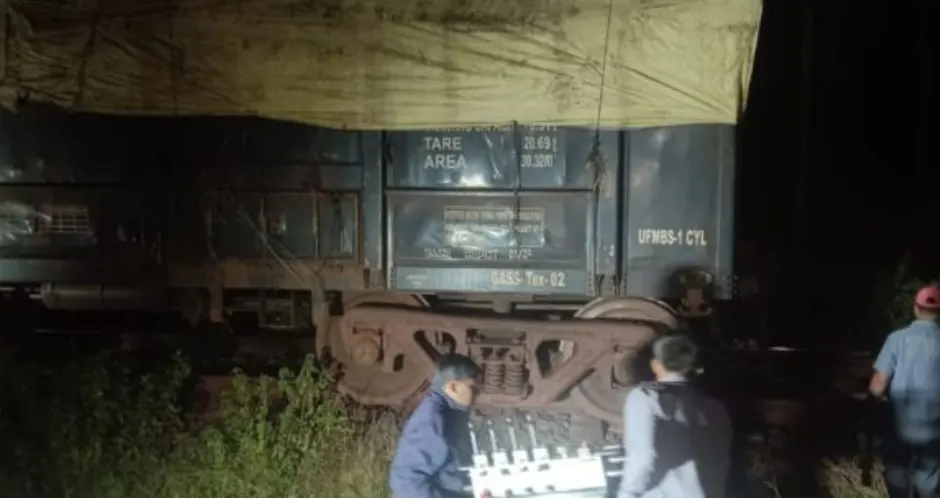 मालगाड़ी का वैगन पटरी से उतरा