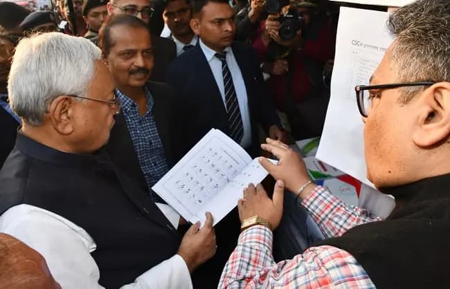 मुख्यमंत्री ने राजस्व विभाग के स्टॉल पर कैथी लिपि की पुस्तिका का किया आवलोकन