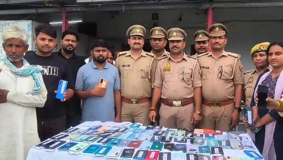 जीआरपी जौनपुर ने बरामद किए 88 गुम मोबाइल, मालिकों को लौटाए