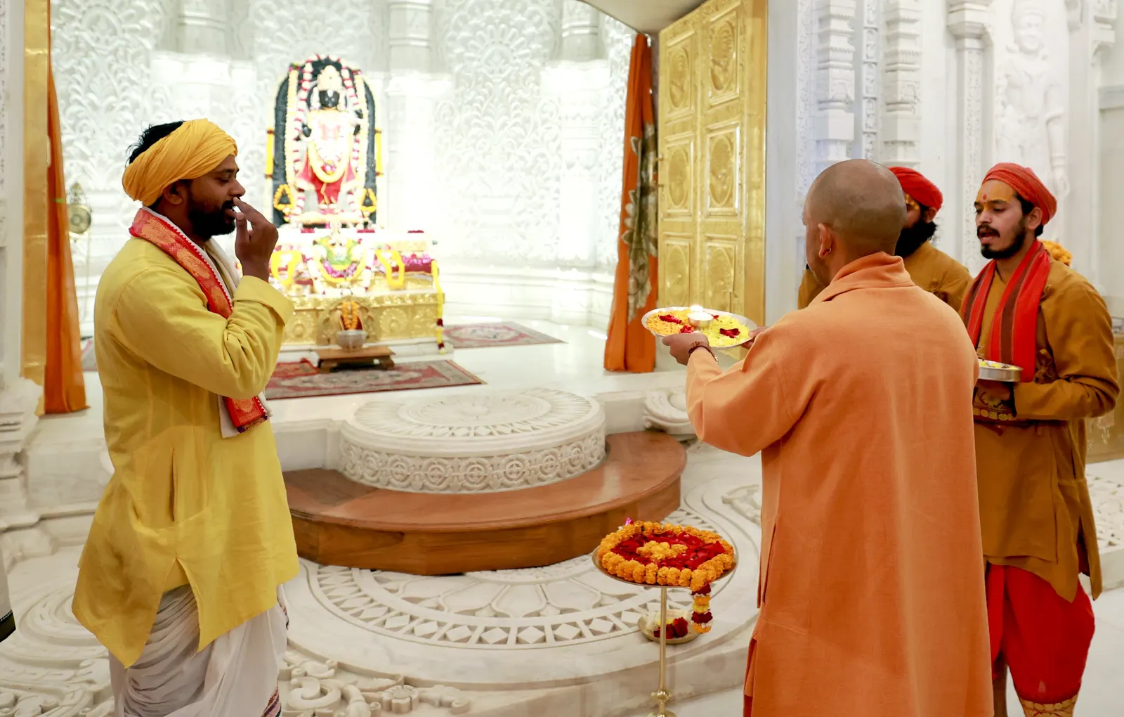 मुख्यमंत्री योगी आदित्यनाथ ने श्रीरामजन्म भूमि मंदिर एवं हनुमानगढ़ी मंदिर में किया दर्शन पूजन