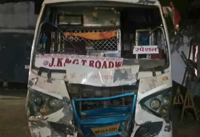 मप्रः जबलपुर के सिहोरा में बेकाबू बस दुर्गा पंडाल में घुसी, 20 लोग घायल, 6 की हालत गंभीर