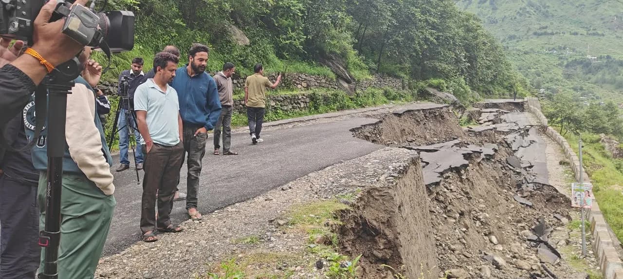 उत्तराखंडः गंगोत्री हाईवे तीन स्थानों पर वॉश आउट, धराली रेस्क्यू अभियान के लिए जा रही टीमें रास्ते में फंसी