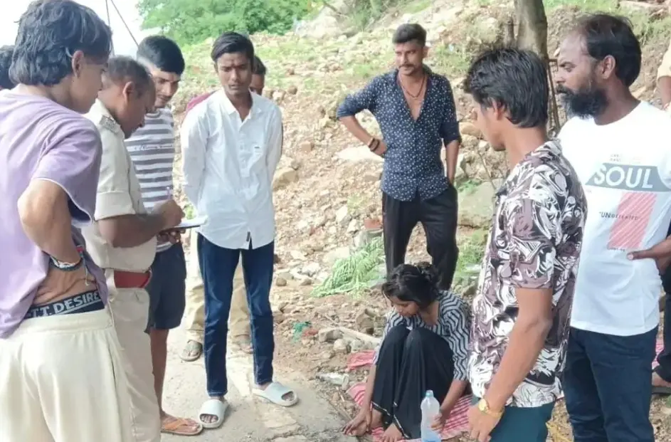 नदी में कूदी युवती, स्थानीय युवकों ने बचाई जिंदगी