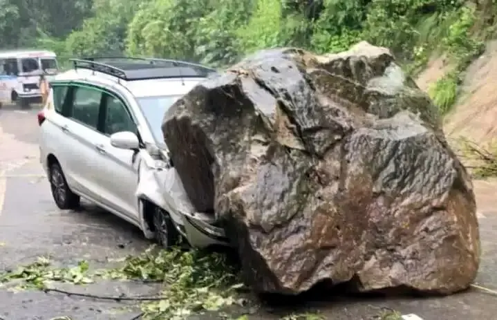 नैनीताल-हल्द्वानी मार्ग पर कार के आगे गिरा बोल्डर, बाल-बाल बचीं जान