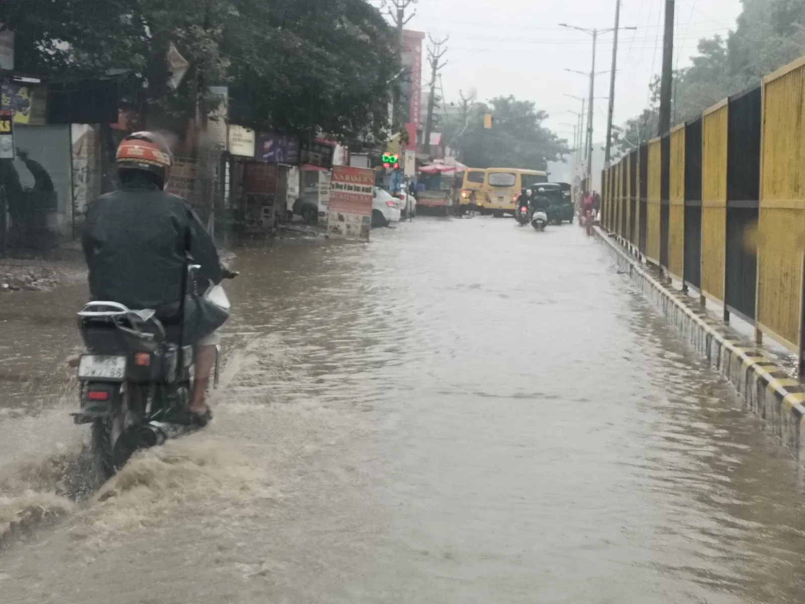 गुरुग्राम में बारिश से हालात प्रभावित, पुलिस ने कॉर्पोरेट कर्मचारियों को दी वर्क फ्रॉम होम की सलाह