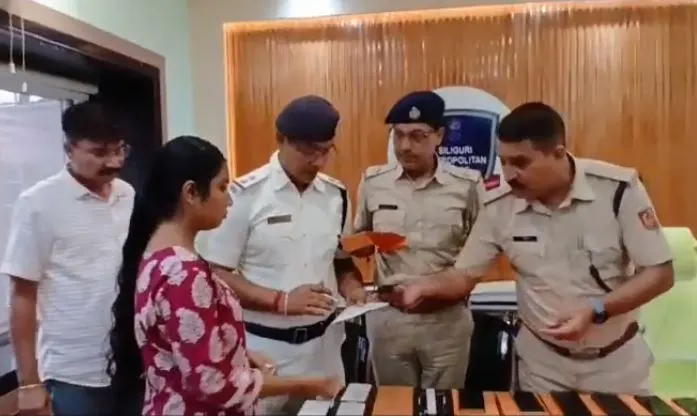 पुलिस ने 20 लाख रुपये के 80 मोबाइल बरामद कर मालिकों को लौटाया