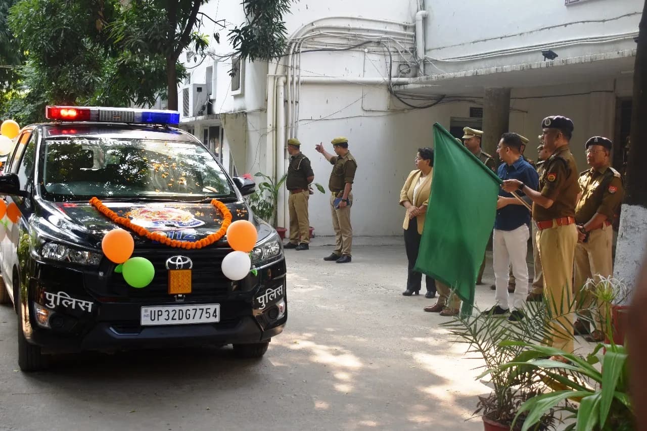 लखनऊ में 13 नई पीआरवी गाड़ियां हुईं शामिल, पुलिस कमिश्नर ने दिखाई हरी झंडी