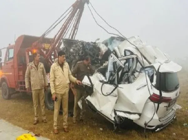 आगरा- लखनऊ एक्सप्रेसवे पर सड़क हादसा, चार की माैत