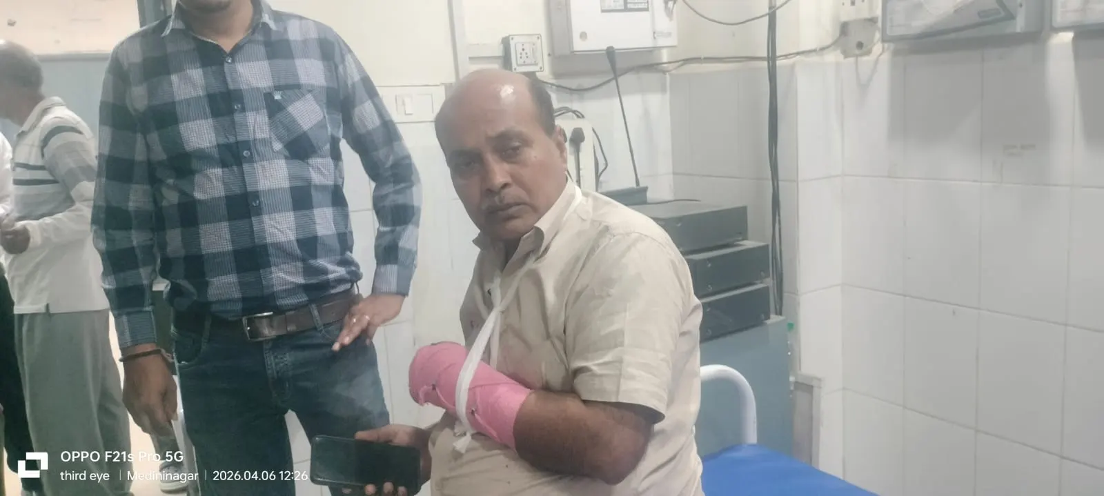 अंचलाधिकारी की गाड़ी में टेलर ने मारी टक्कर, दो सीओ जख्मी