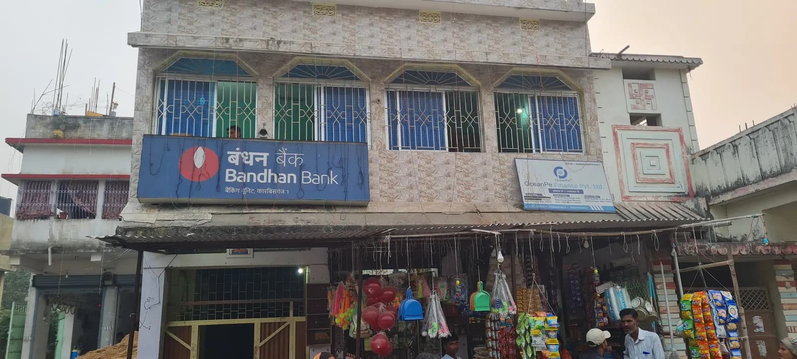 बंधन बैंककर्मी से दिनदहाड़े 2.15 लाख रुपये की लूट