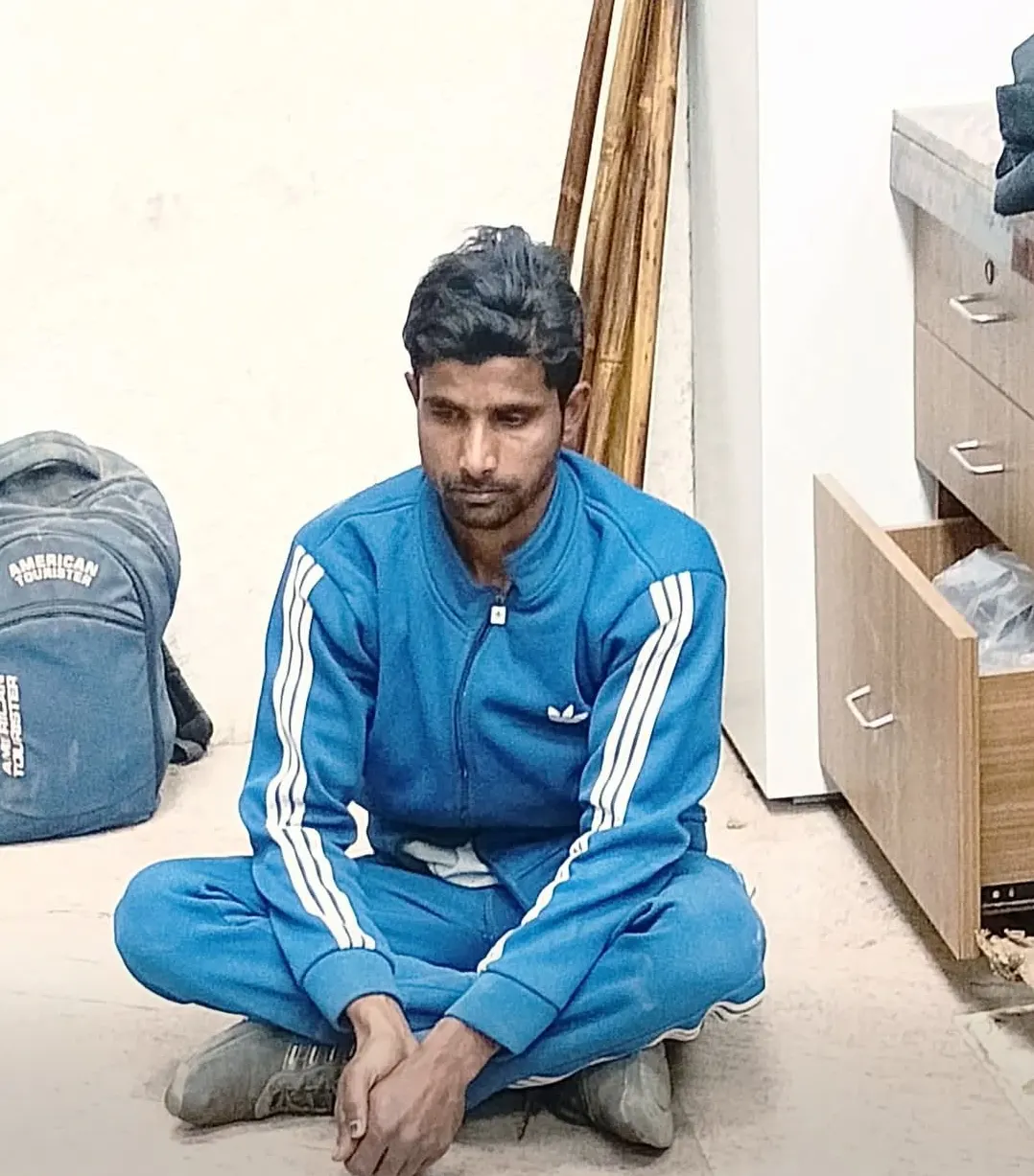 एमजीएम अस्पताल परिसर से कीमती सामान चोरी करते थाना का पूर्व चालक गिरफ्तार