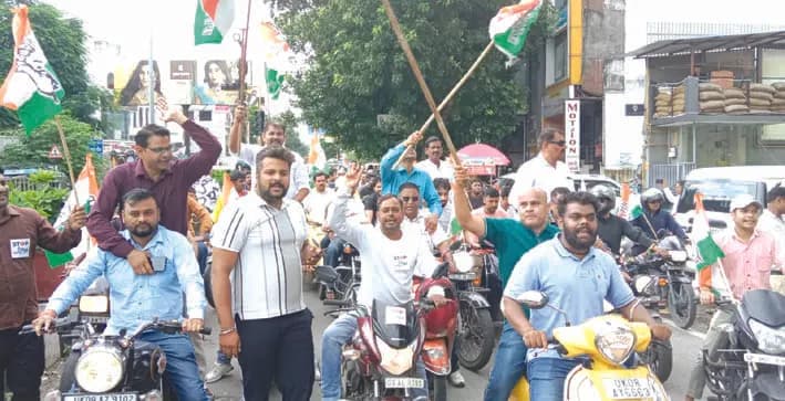 युवा कांग्रेस ने बाइक रैली निकालकर किया प्रदर्शन