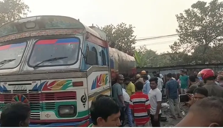 आईओसी गेट के सामने खड़े तेल टैंकर में लगी आग, बड़ी दुर्घटना टली