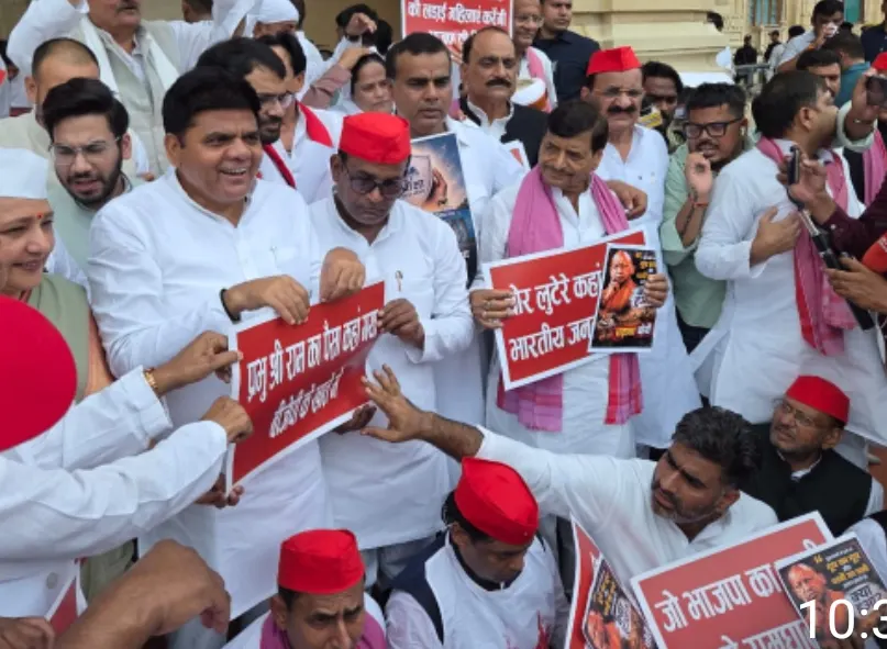 यूपी विधानसभा परिसर में सपा का विरोध प्रदर्शन, प्रतिमा के सामने धरने पर विधायक