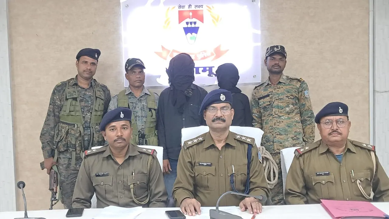 रंगदारी मांगते दो अपराधी हथियार के साथ गिरफ्तार