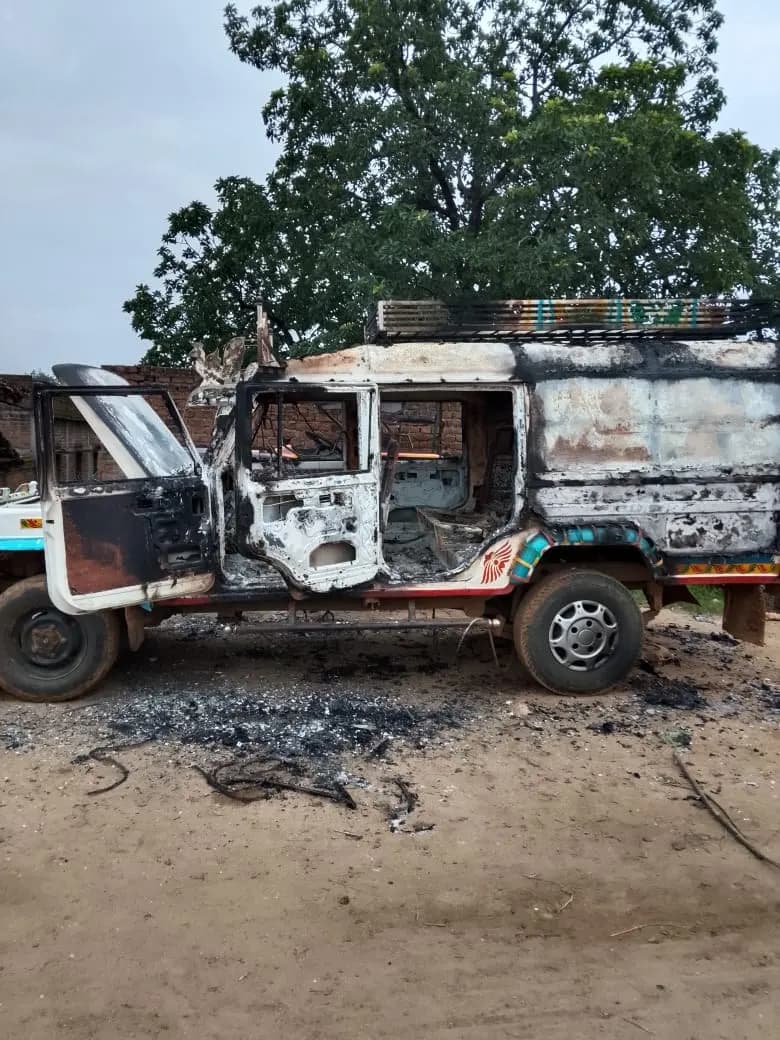 नक्सलियों ने दो वाहनों में लगाई आग, इलाके में दहशत