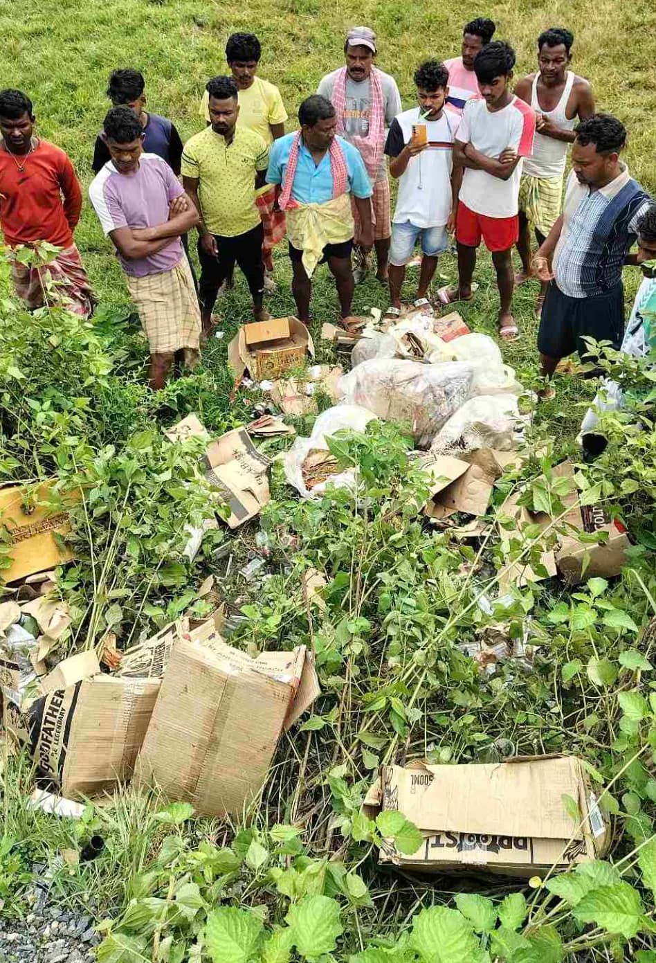 पटमदा के घोषडीह फुटबॉल मैदान में शराब की खाली बोतलें मिलने से हड़कंप