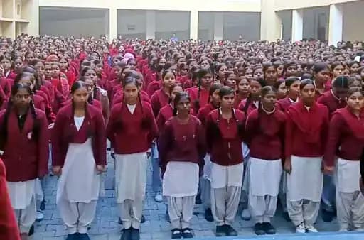 छात्राओं की छह लाख फीस लेकर प्रिंसिपल फरार