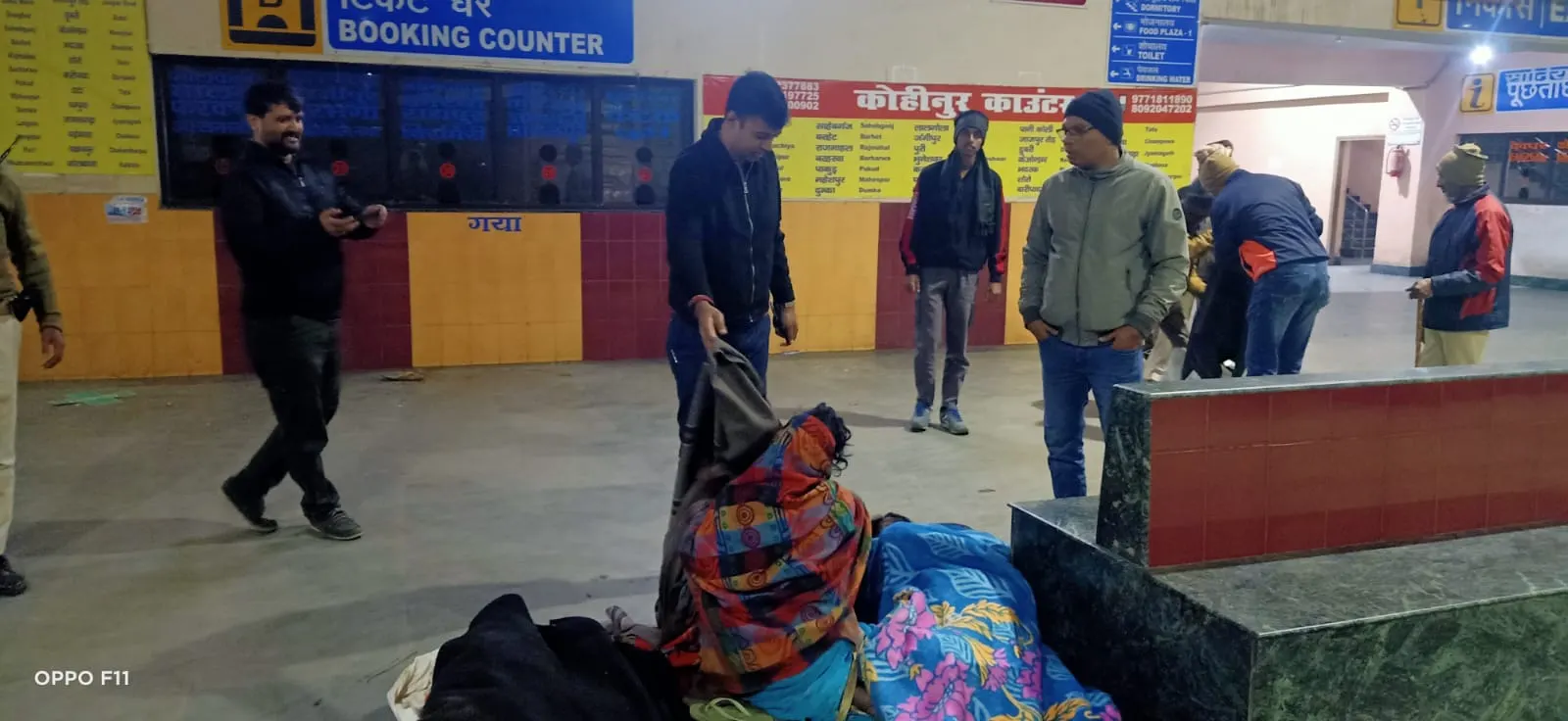 रांची सदर एसडीओ ने फुटपाथ पर सोने वाले बेघर लोगों को शेल्टर हाउस पहुंचाया