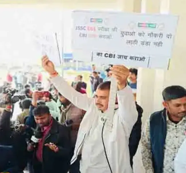 विधासभा के बाहर धरने पर बैठे मांडू विधायक