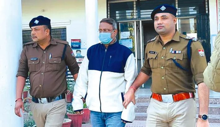 करोड़ों की ठगी करने वाले ईनामी को पुलिस ने दिल्ली से दबोचा