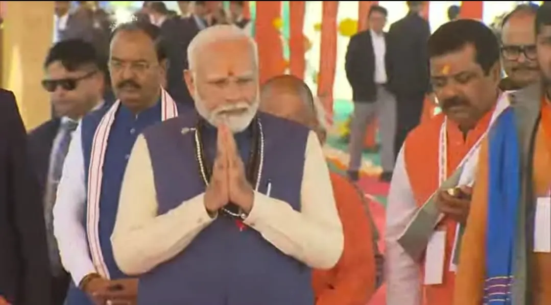 महाकुंभ से पहले प्रयागराज पहुँचे प्रधानमंत्री नरेन्द्र मोदी