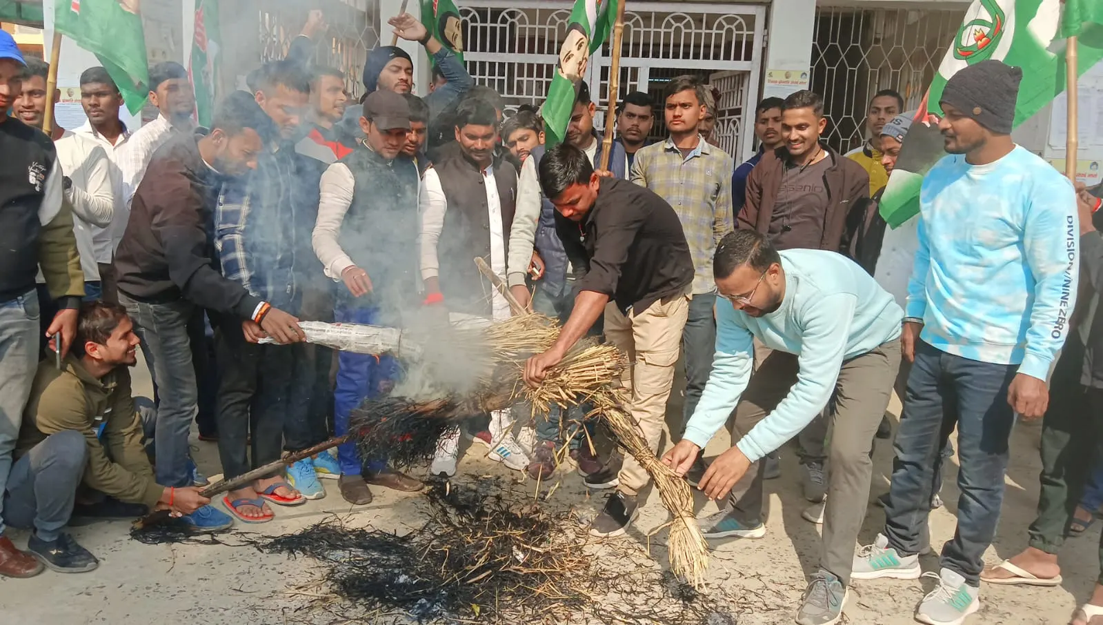विभिन्न मांगों को लेकर छात्र राजद ने जलाया कुलपति का पुतला