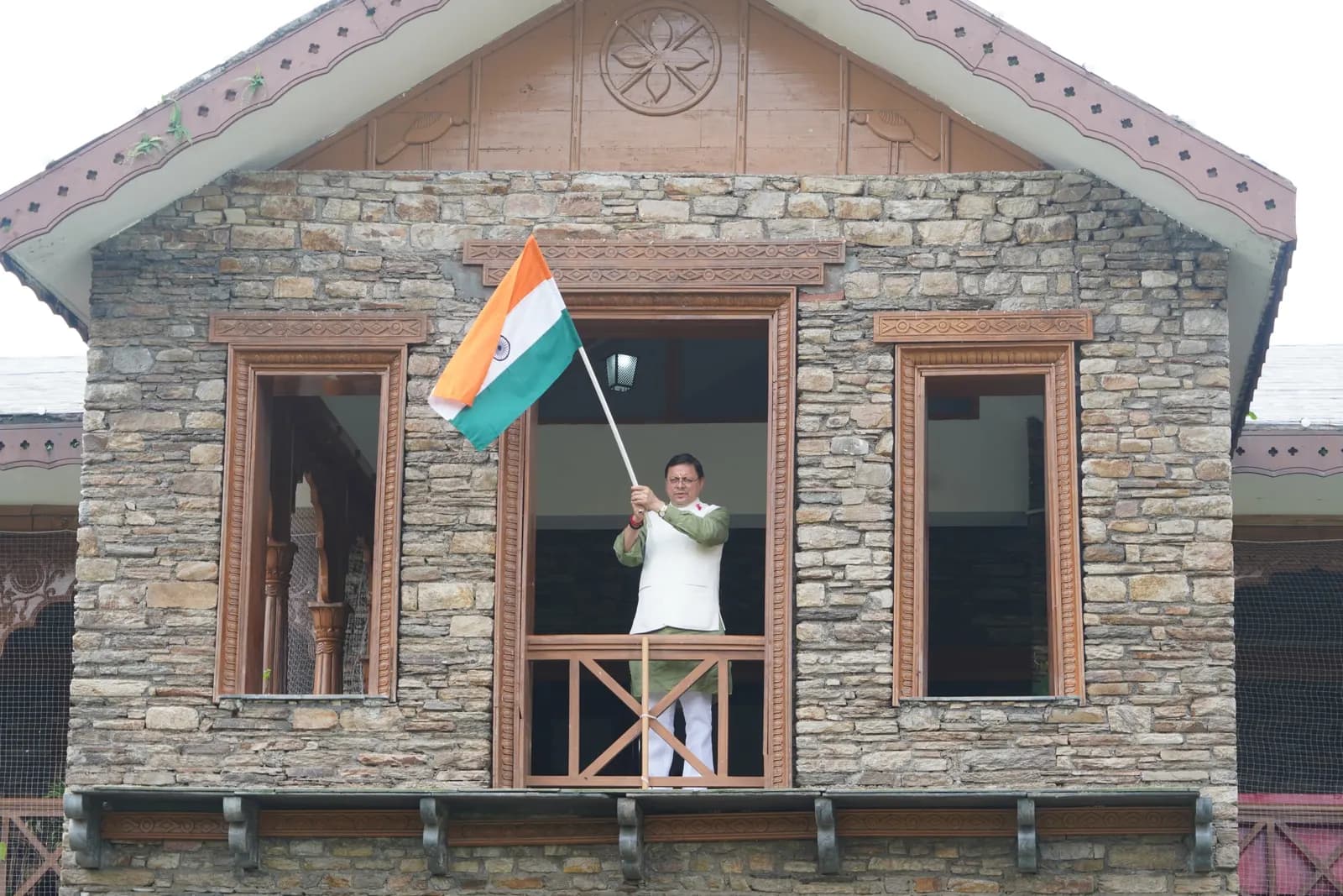 मुख्यमंत्री ने अपने घर पर तिरंगा फहरा कर अभियान की शुरुआत की