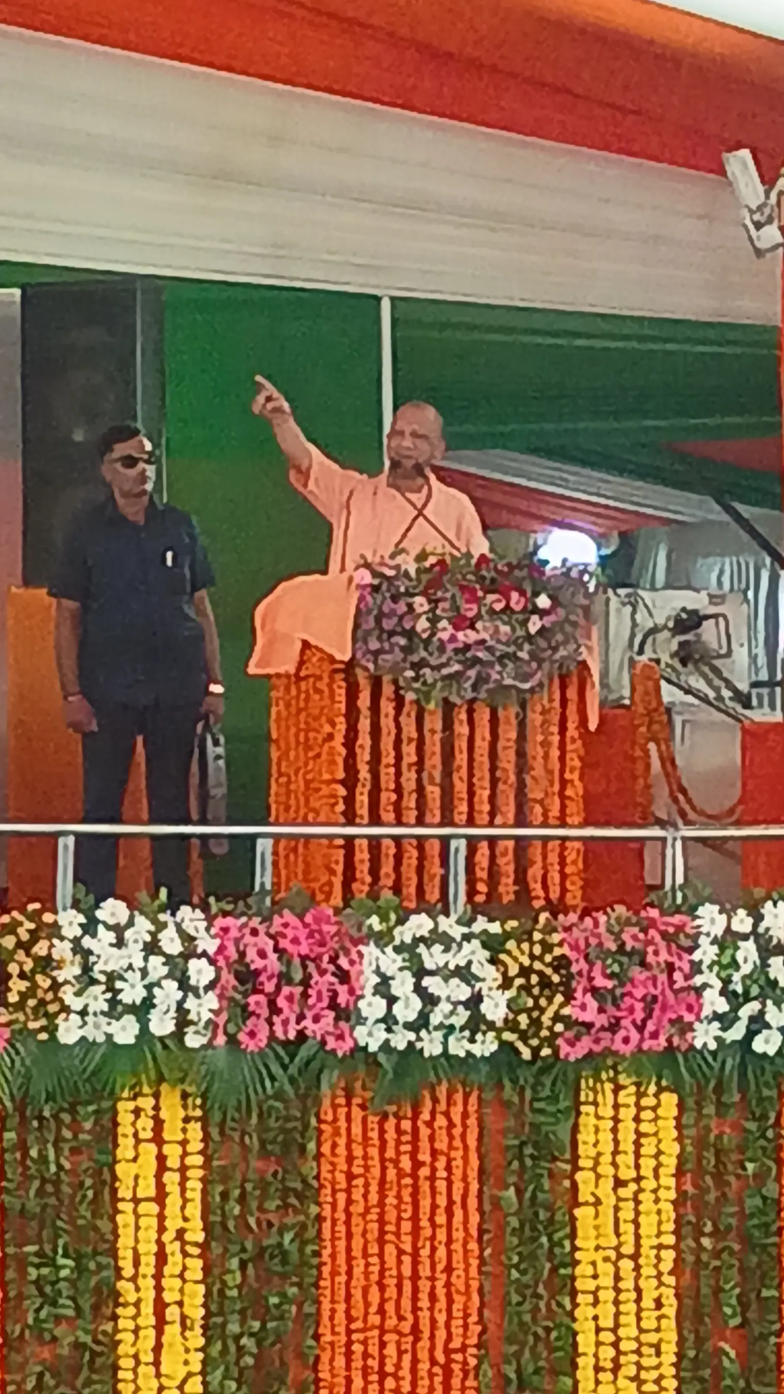योगी का बड़ा आरोप- जेपीएनआईसी के लिए प्राइवेट कंपनी बनाकर सरकारी धन लूट रहे थे अखिलेश-डिंपल