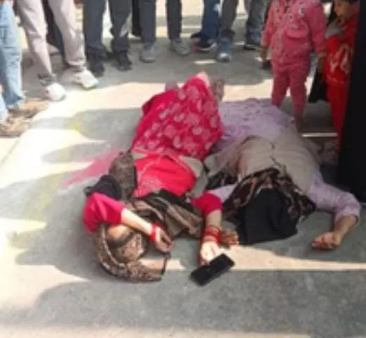मुख्यमंत्री योगी सर्किट हाउस में कर रहे थे बैठक, बाहर महिलाओं ने काटा हंगामा