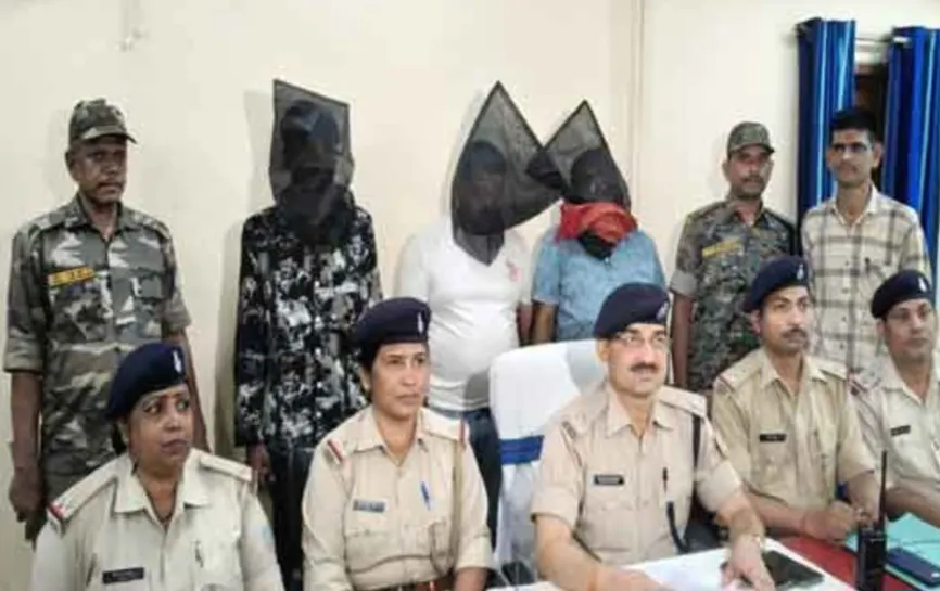 रांची में चोरी के तीन आरोपित गिरफ्तार,जेवरात और मोबाइल बरामद