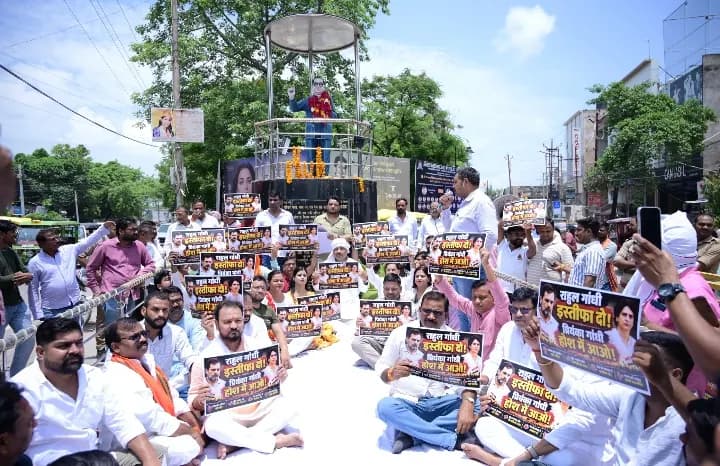 राहुल गांधी के इस्तीफे की मांग को लेकर रायबरेली में भाजपा का जोरदार प्रदर्शन