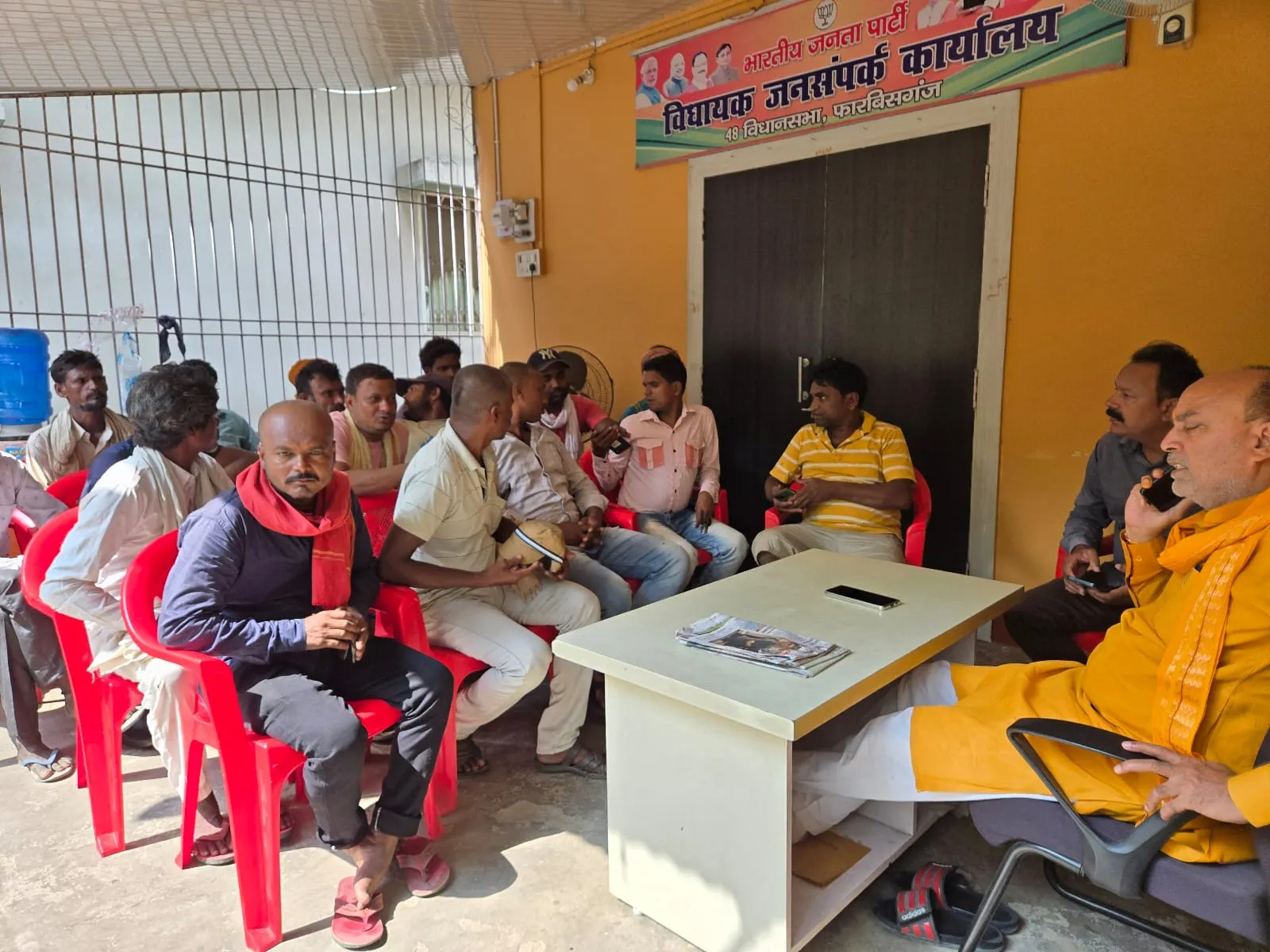 सिंचाई विभाग के मौसमी मजदूरों ने विधायक से वेतन भुगतान कराने की मांग की