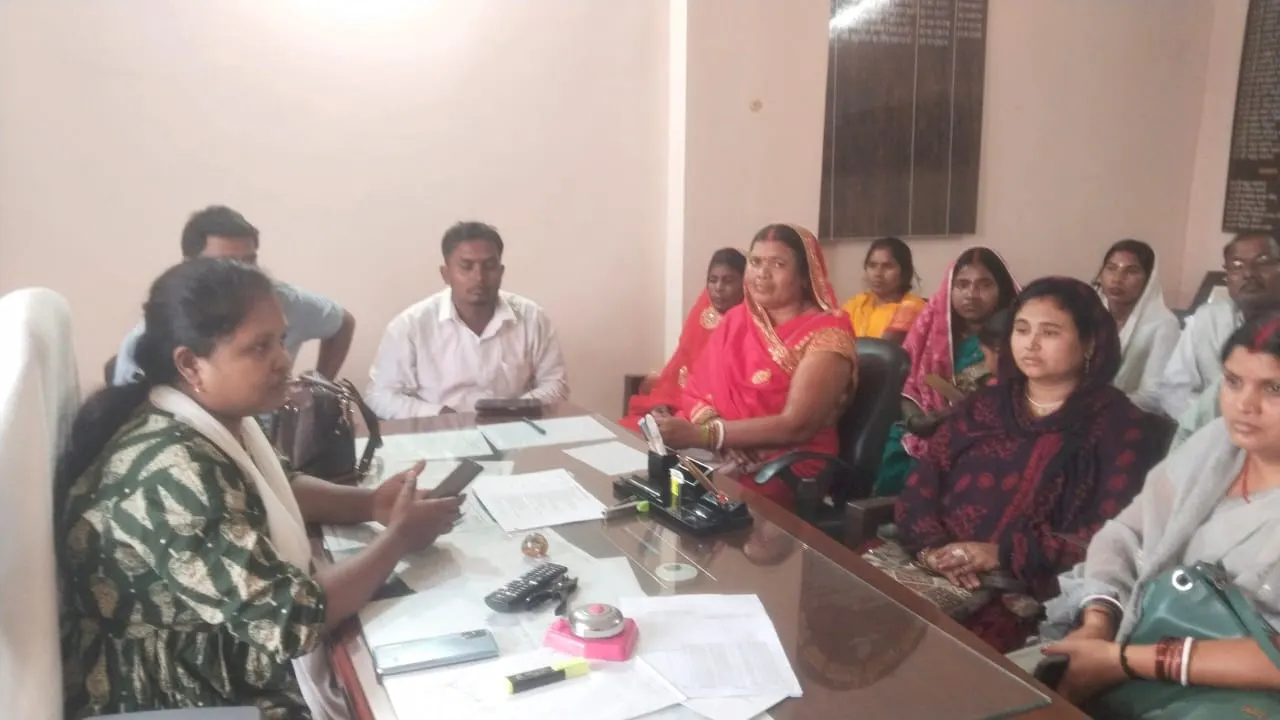 प्रमुख के खिलाफ अविश्वास प्रस्ताव लाने को लेकर आवेदन