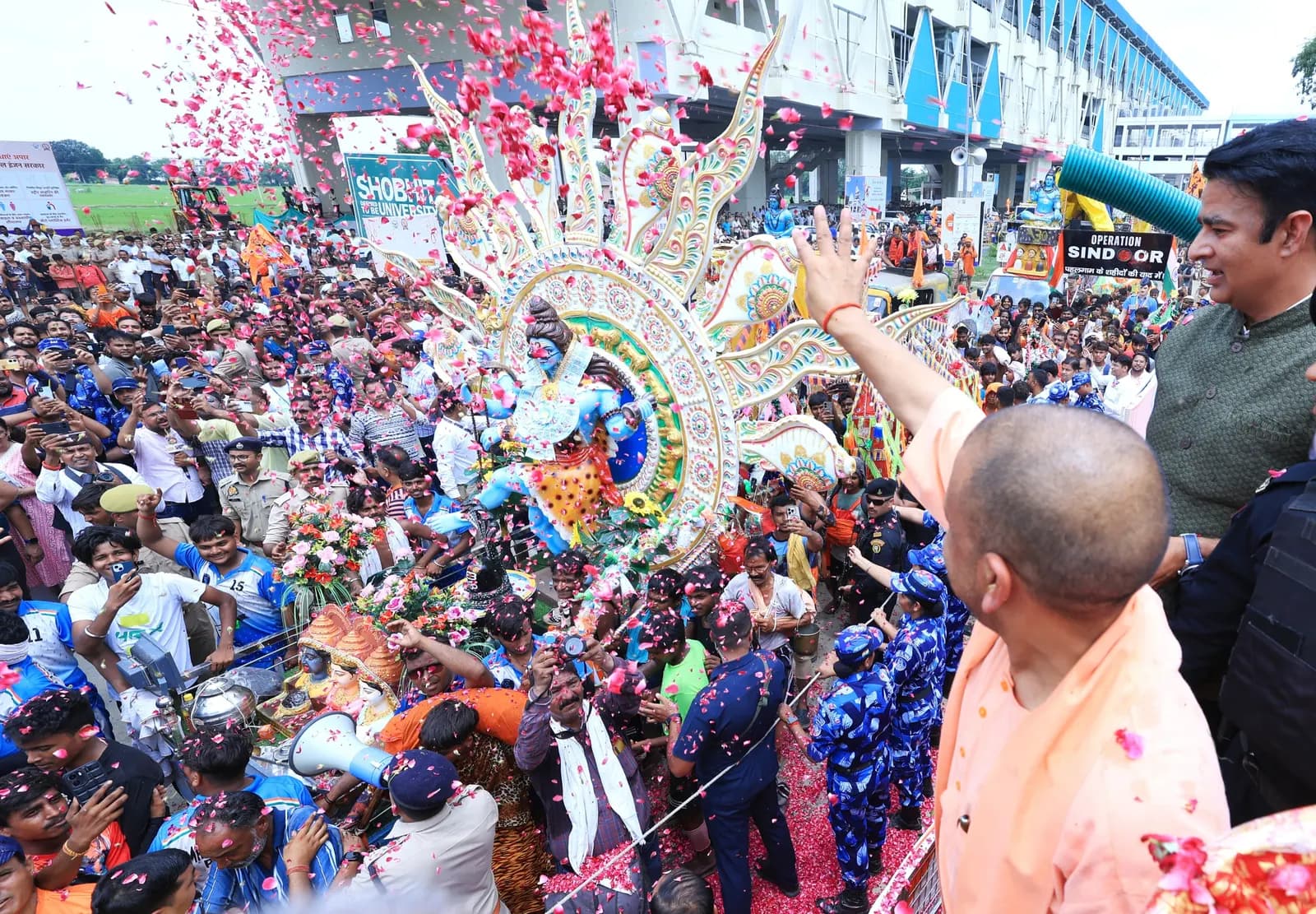 मुख्यमंत्री ने पश्चिमी यूपी में कांवड़ियों पर की पुष्प वर्षा, शिवभक्तों की श्रद्धा का किया सम्मान