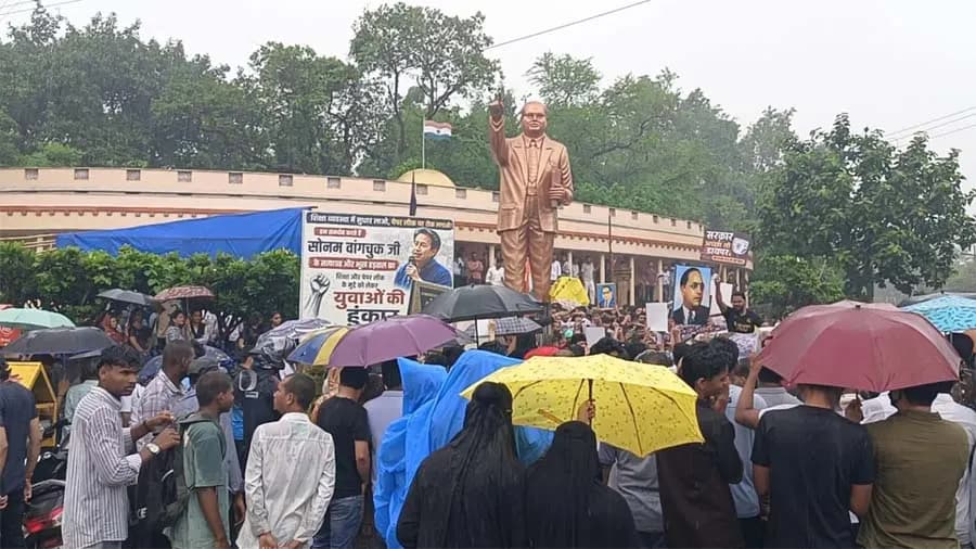 नीट पेपर लीक पर प्रदर्शन, केंद्र सरकार पर विपक्ष का हमला