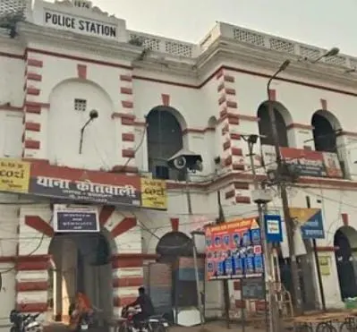 प्रयागराज में सड़क किनारे पाया गया घर से गायब युवक का शव