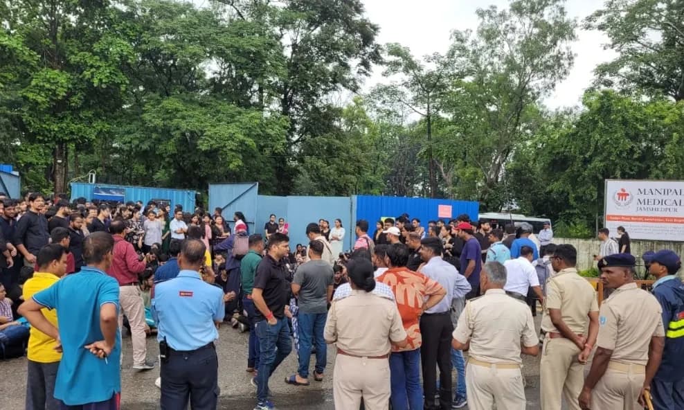 मेडिकल छात्र की खुदकुशी के विरोध में हंगामा, छात्रों ने लगाया मानसिक उत्पीड़न का आरोप