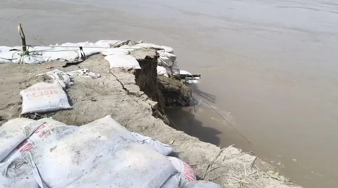 खरीक के राघोपुर में कटाव की रफ्तार तेज, रेलवे लाइन की ओर बढ़ते खतरे से स्थिति संवेदनशील