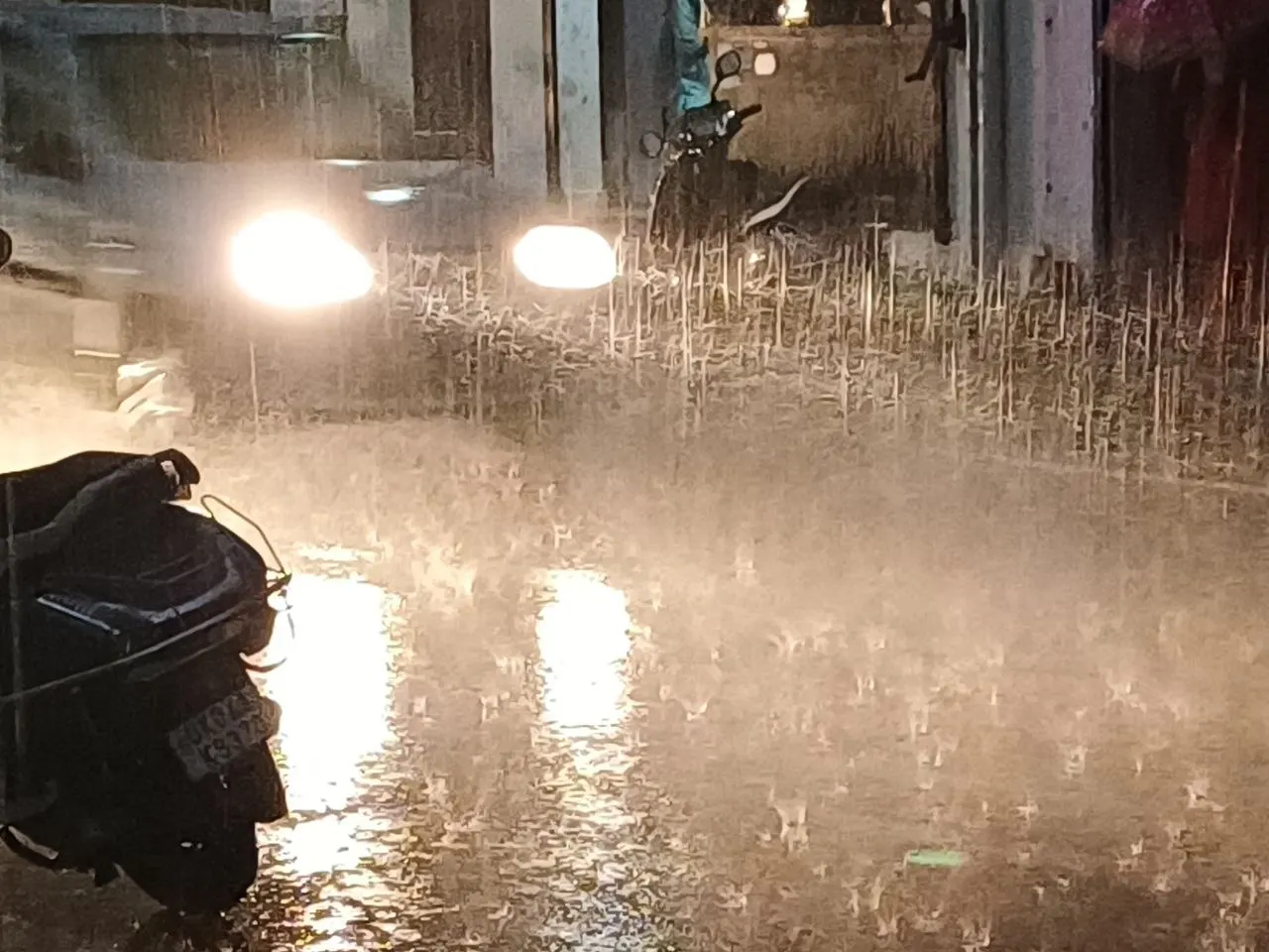 जमकर बरसे बदरा, शाम होते ही बदल गया हल्द्वानी का मौसम